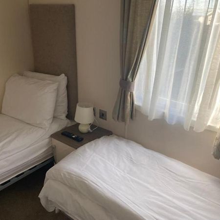 2 Bed, 2 Bath Lodge Style Caravan With Hot Tub & Private Garden At Patrington Haven Leisure Park Екстериор снимка