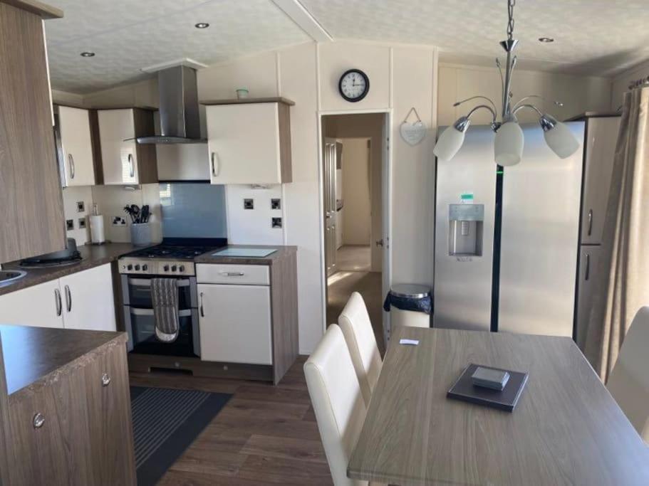 2 Bed, 2 Bath Lodge Style Caravan With Hot Tub & Private Garden At Patrington Haven Leisure Park Екстериор снимка
