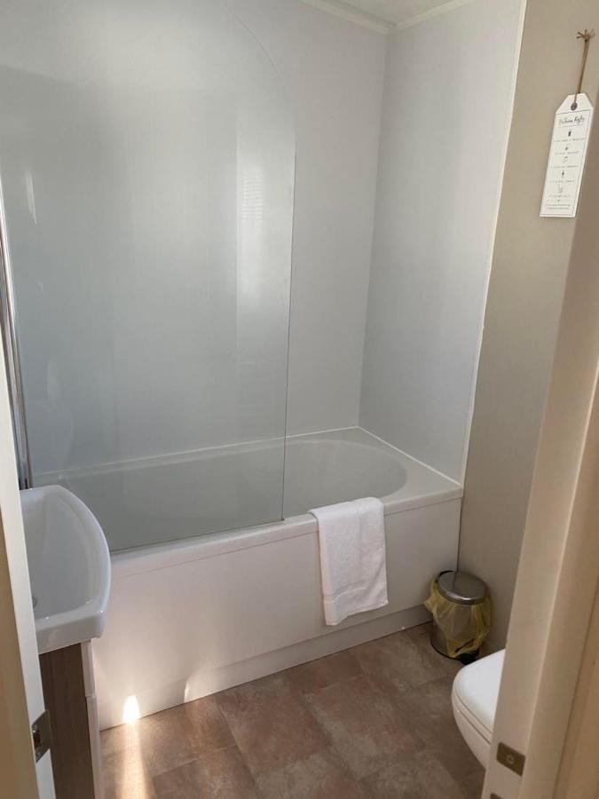 2 Bed, 2 Bath Lodge Style Caravan With Hot Tub & Private Garden At Patrington Haven Leisure Park Екстериор снимка