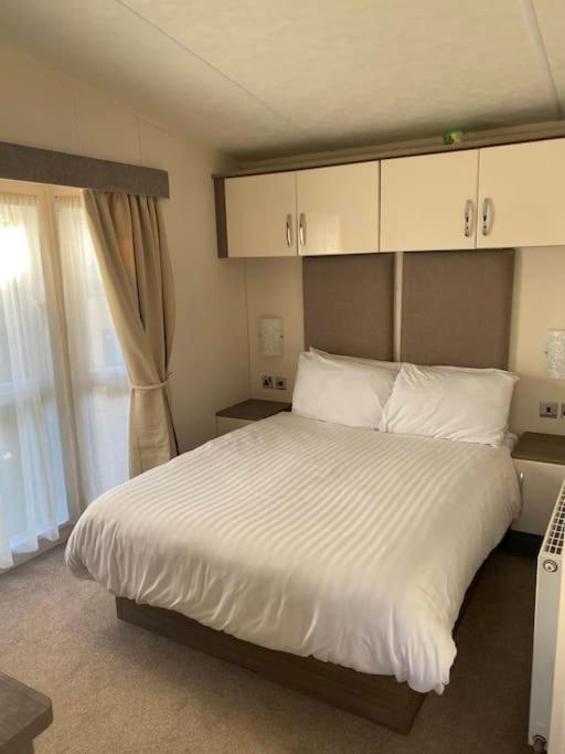 2 Bed, 2 Bath Lodge Style Caravan With Hot Tub & Private Garden At Patrington Haven Leisure Park Екстериор снимка