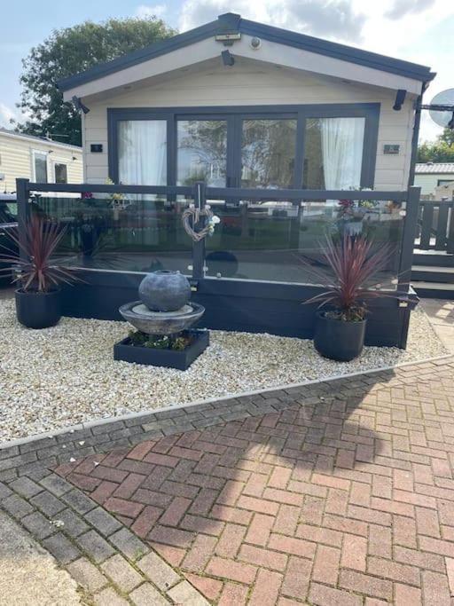2 Bed, 2 Bath Lodge Style Caravan With Hot Tub & Private Garden At Patrington Haven Leisure Park Екстериор снимка