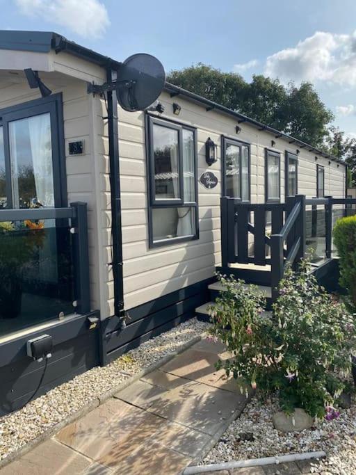 2 Bed, 2 Bath Lodge Style Caravan With Hot Tub & Private Garden At Patrington Haven Leisure Park Екстериор снимка