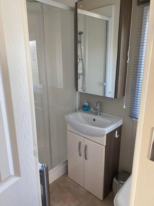 2 Bed, 2 Bath Lodge Style Caravan With Hot Tub & Private Garden At Patrington Haven Leisure Park Екстериор снимка