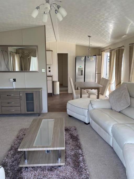 2 Bed, 2 Bath Lodge Style Caravan With Hot Tub & Private Garden At Patrington Haven Leisure Park Екстериор снимка