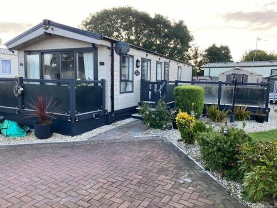 2 Bed, 2 Bath Lodge Style Caravan With Hot Tub & Private Garden At Patrington Haven Leisure Park Екстериор снимка